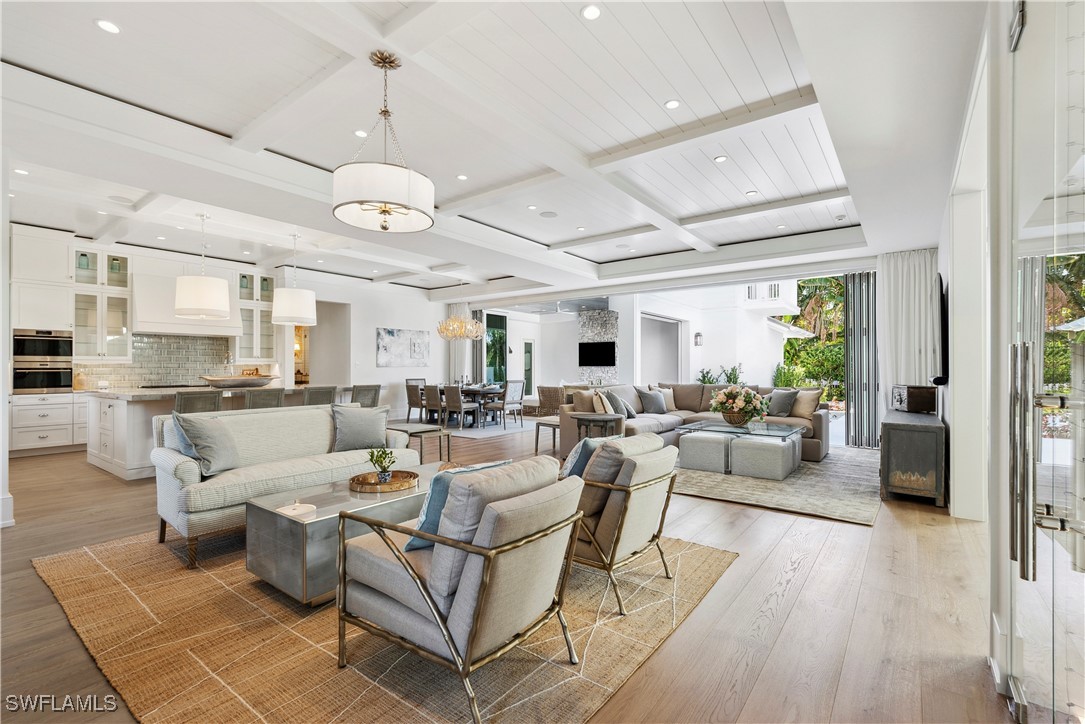 690 7th Ave N Property Photo 5