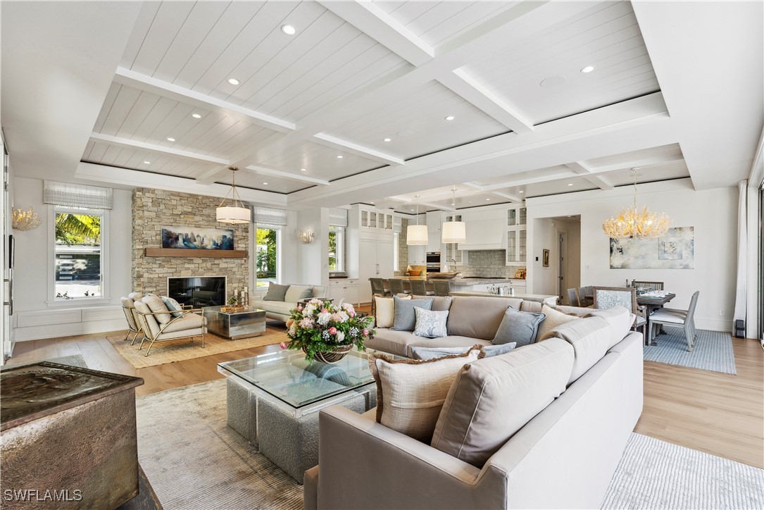 690 7th Ave N Property Photo 6