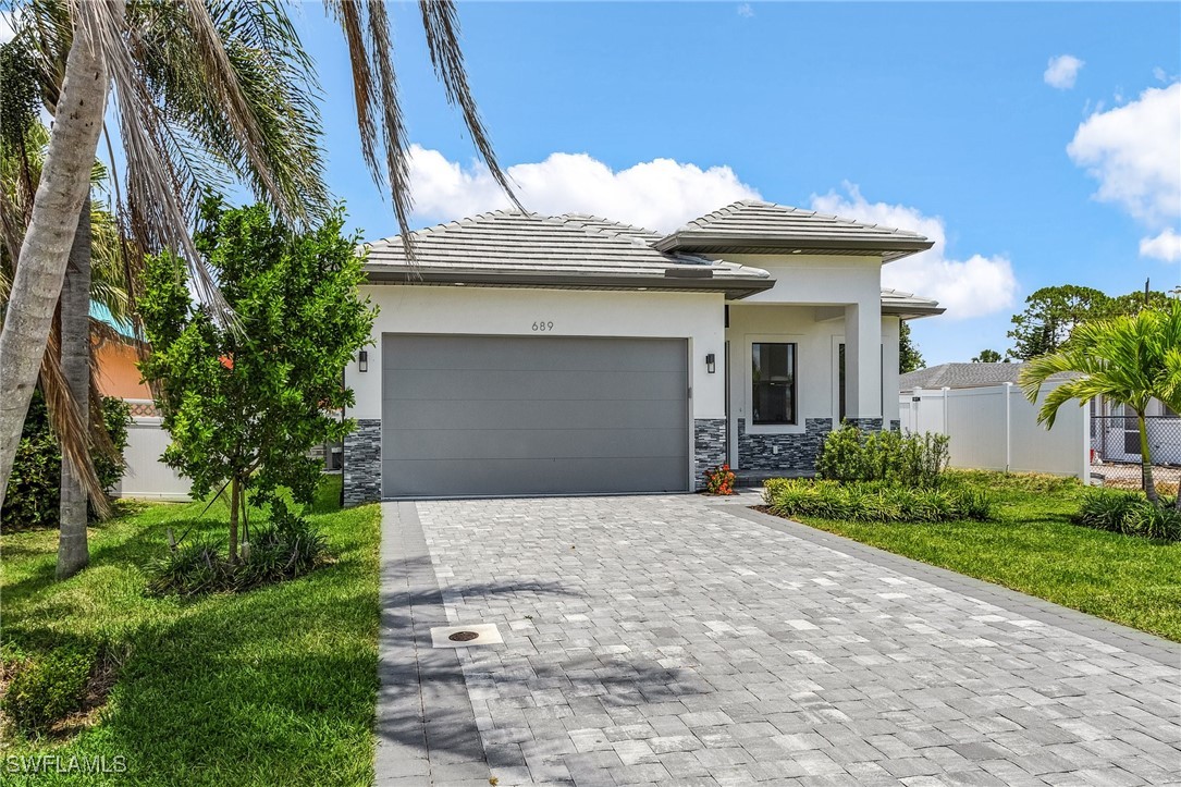 689 101st Ave N Property Photo 3