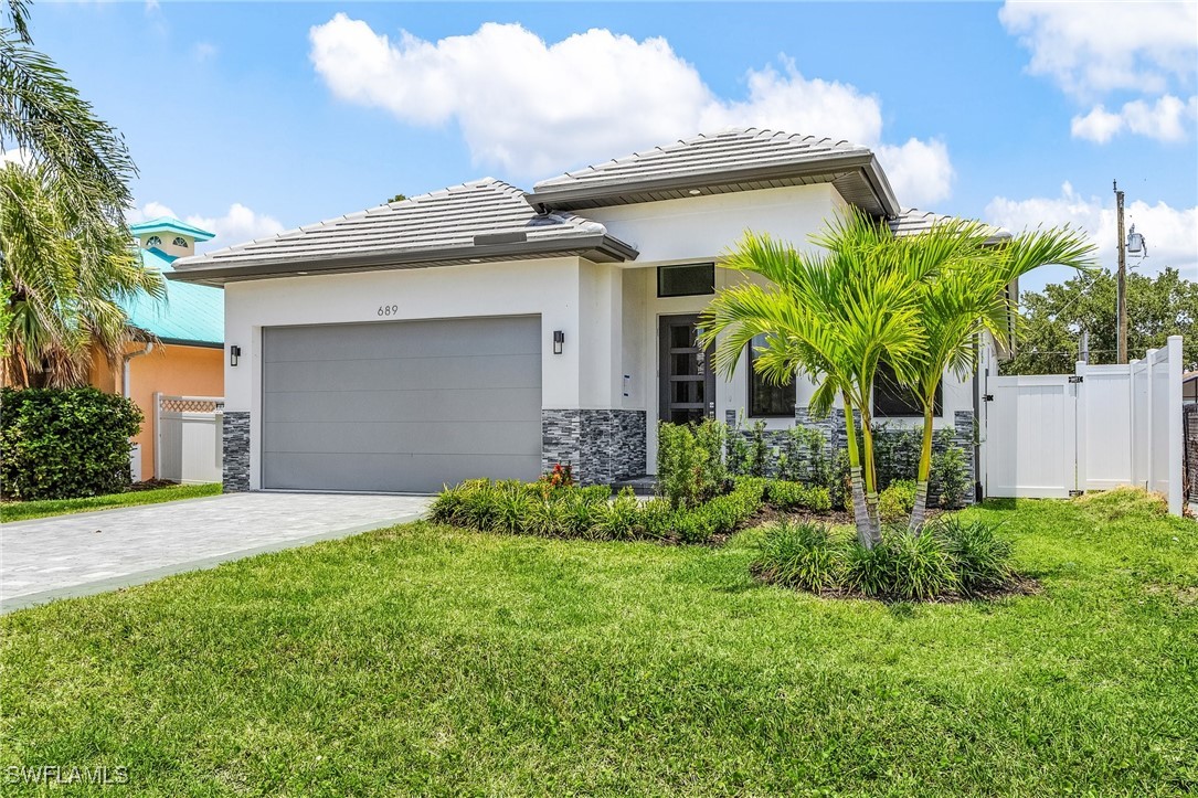 689 101st Ave N Property Photo 5