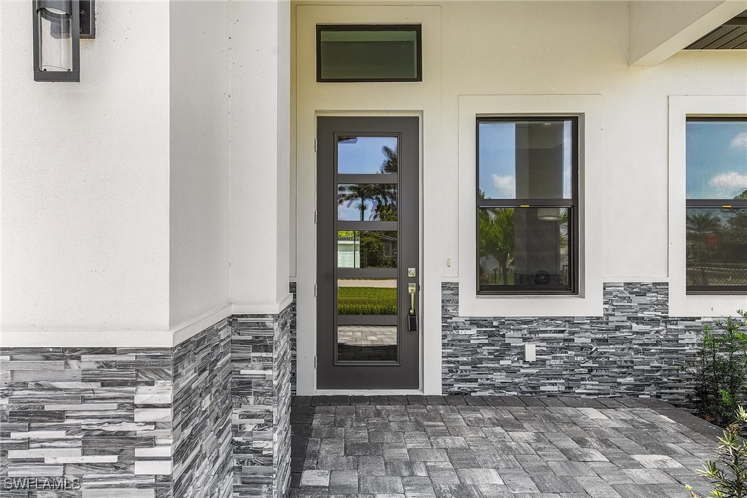 689 101st Ave N Property Photo 6