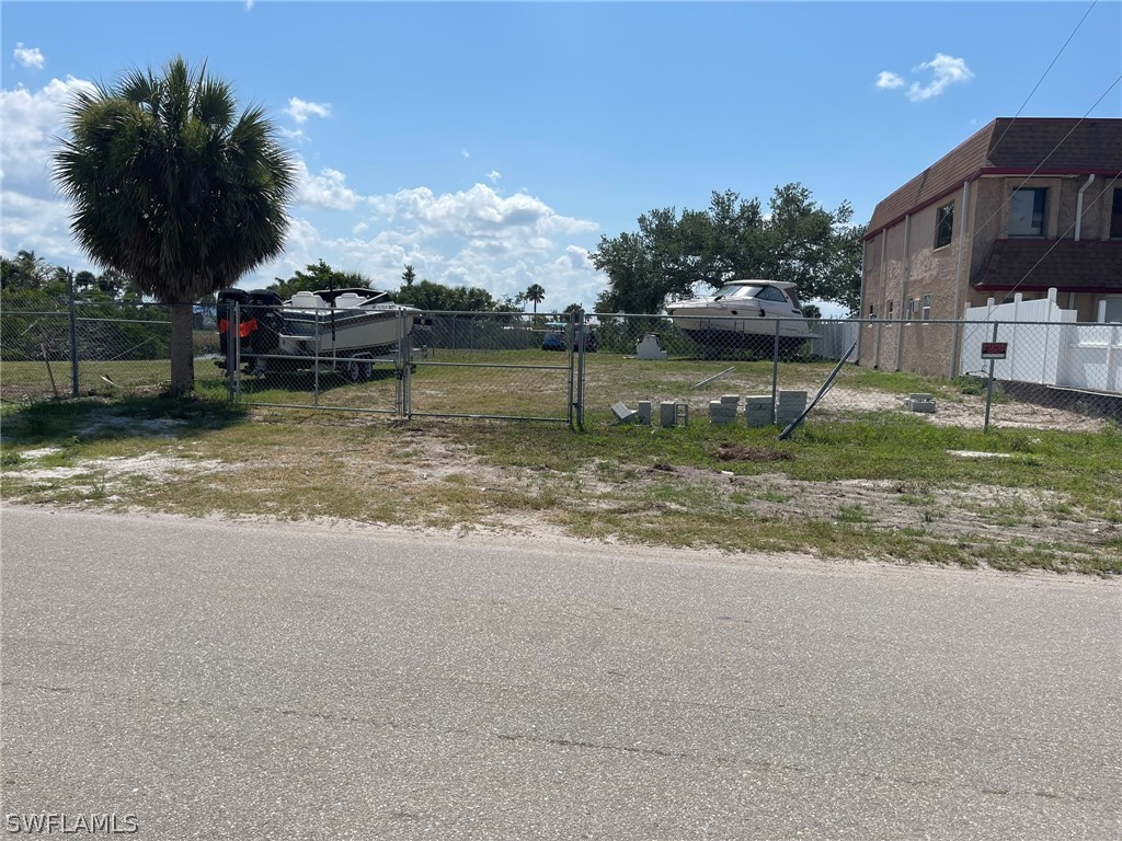 890 Buttonwood Dr Property Photo 1