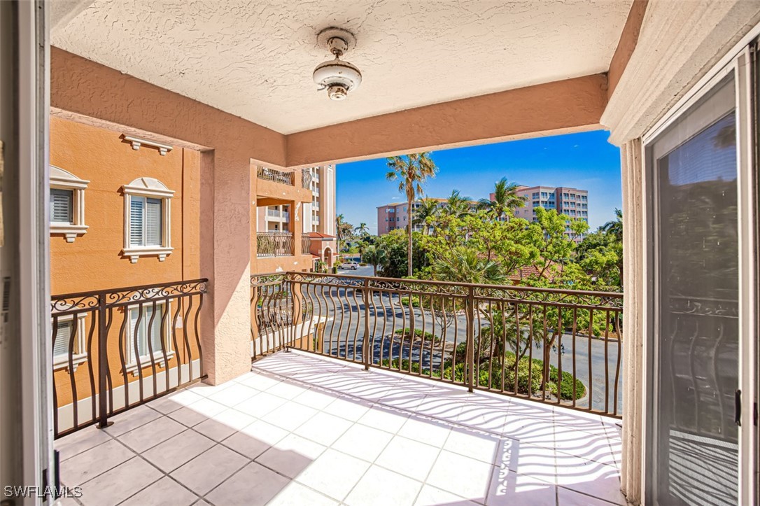 14811 Laguna Dr 202 Property Photo 3
