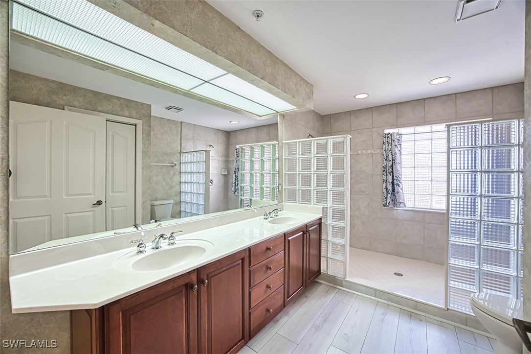 14811 Laguna Dr 202 Property Photo 35