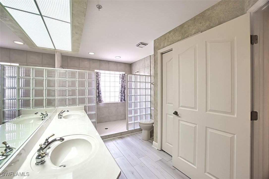 14811 Laguna Dr 202 Property Photo 36