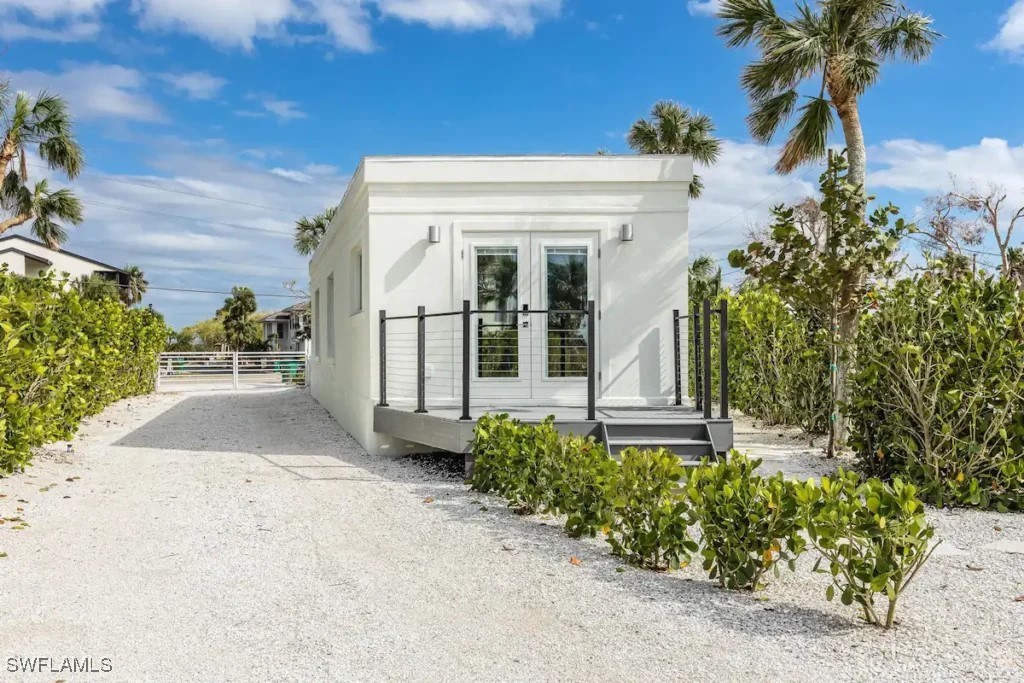 2740 N Beach Rd Property Photo 4