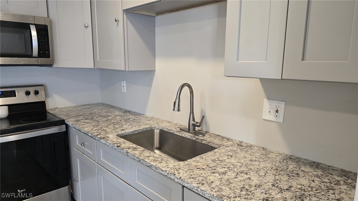 2450 Katherine St Property Photo 2