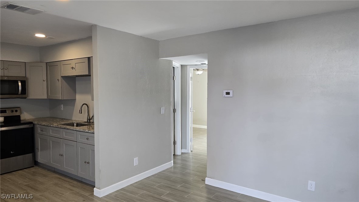 2450 Katherine St Property Photo 3