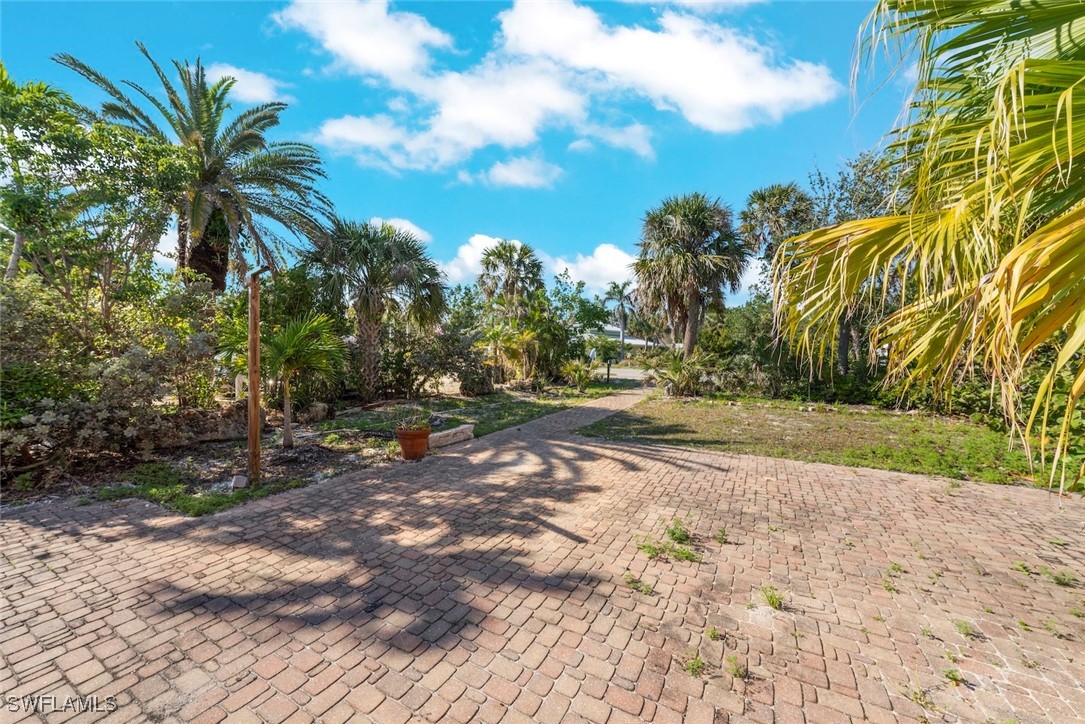 2411 Periwinkle Way Property Photo 4