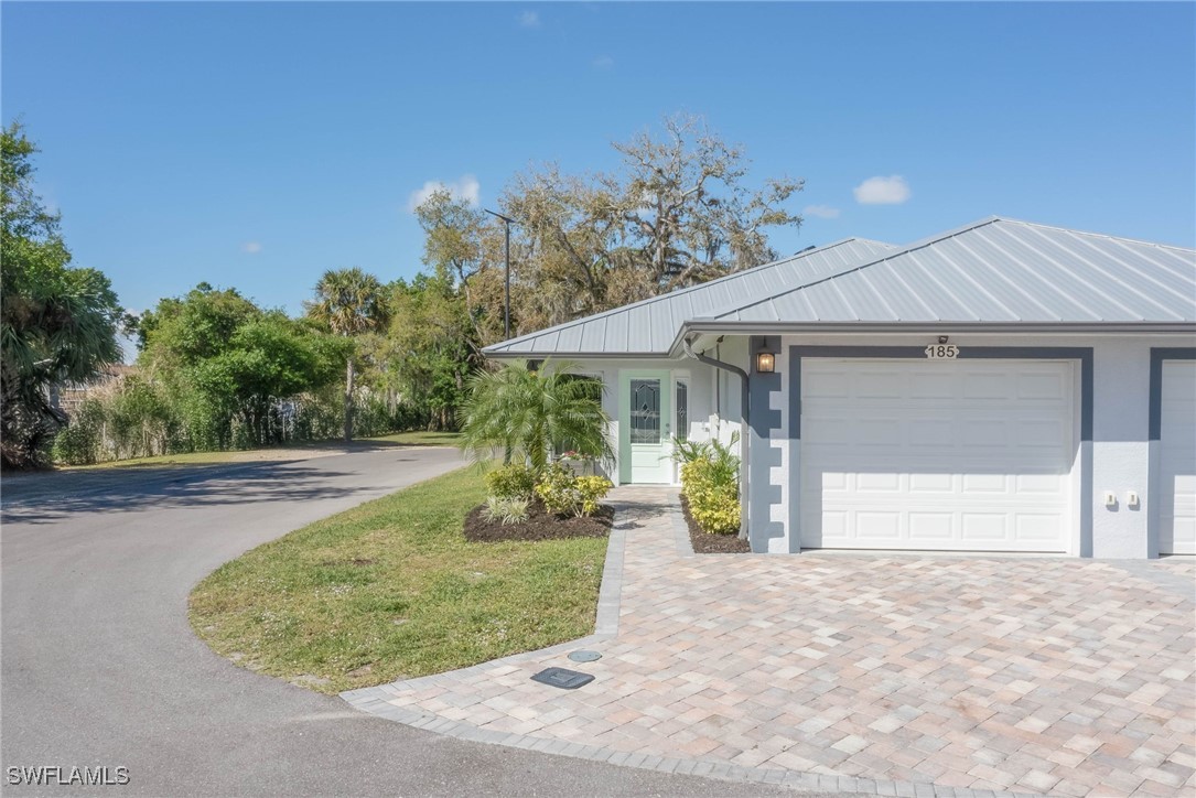 185 Village Cir 27 Property Photo 2