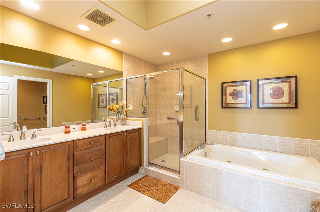 2748 Tiburon Blvd E C404 Property Photo 17