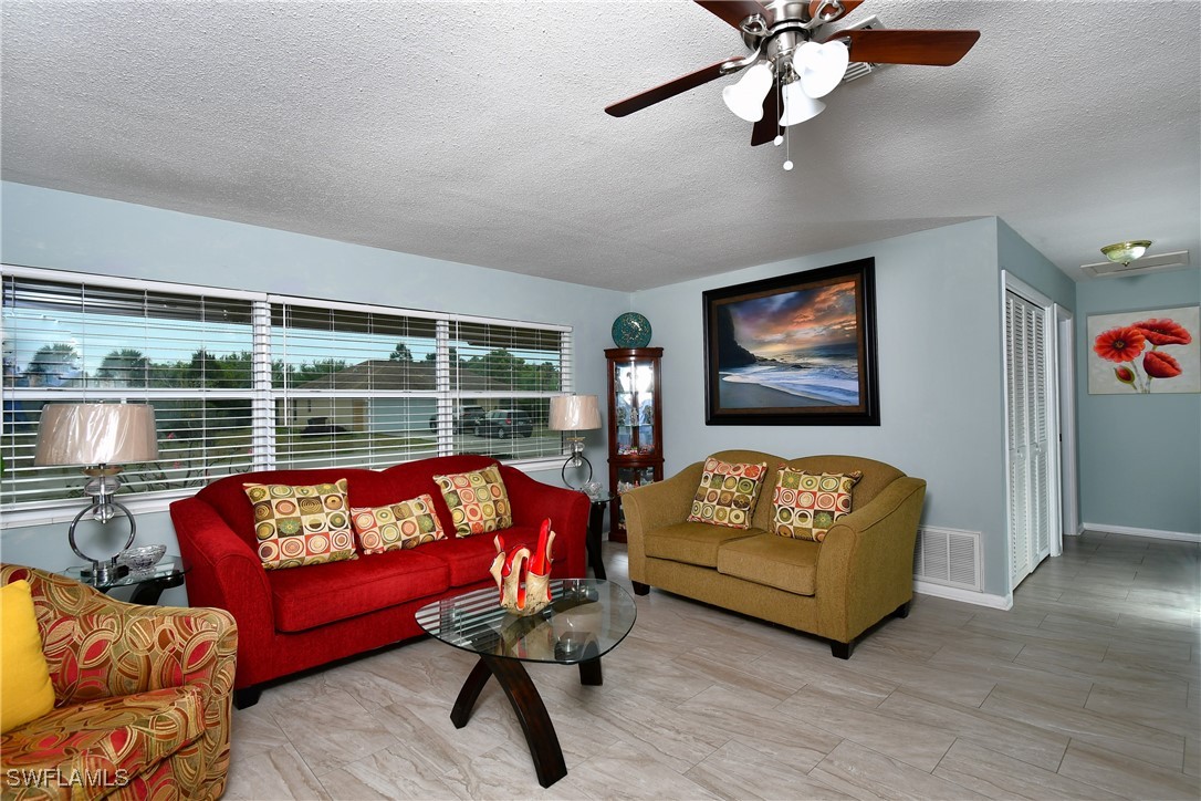 219 Oaklawn Ct Property Photo 9