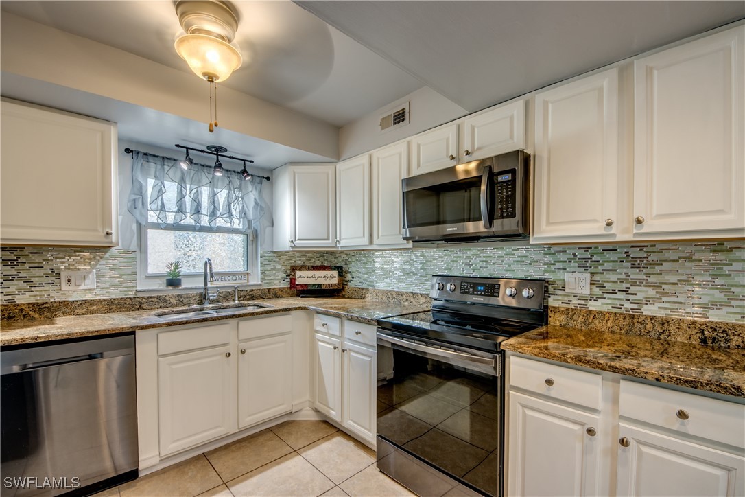 9758 Deerfoot Dr Property Photo 4