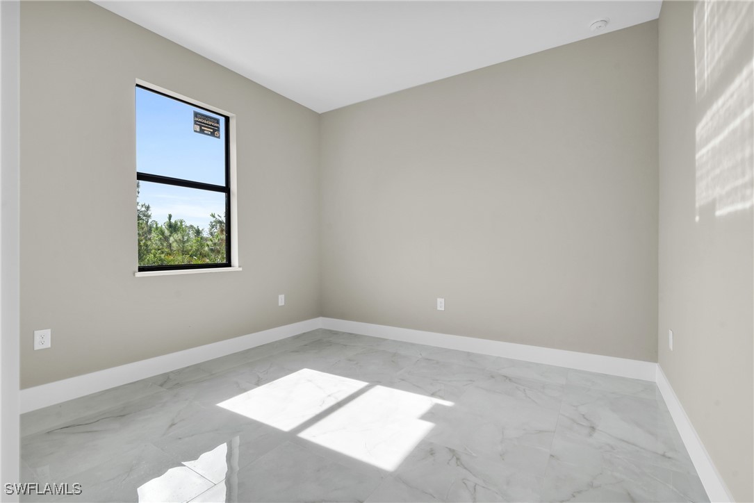 2907 31 St St W Property Photo 11