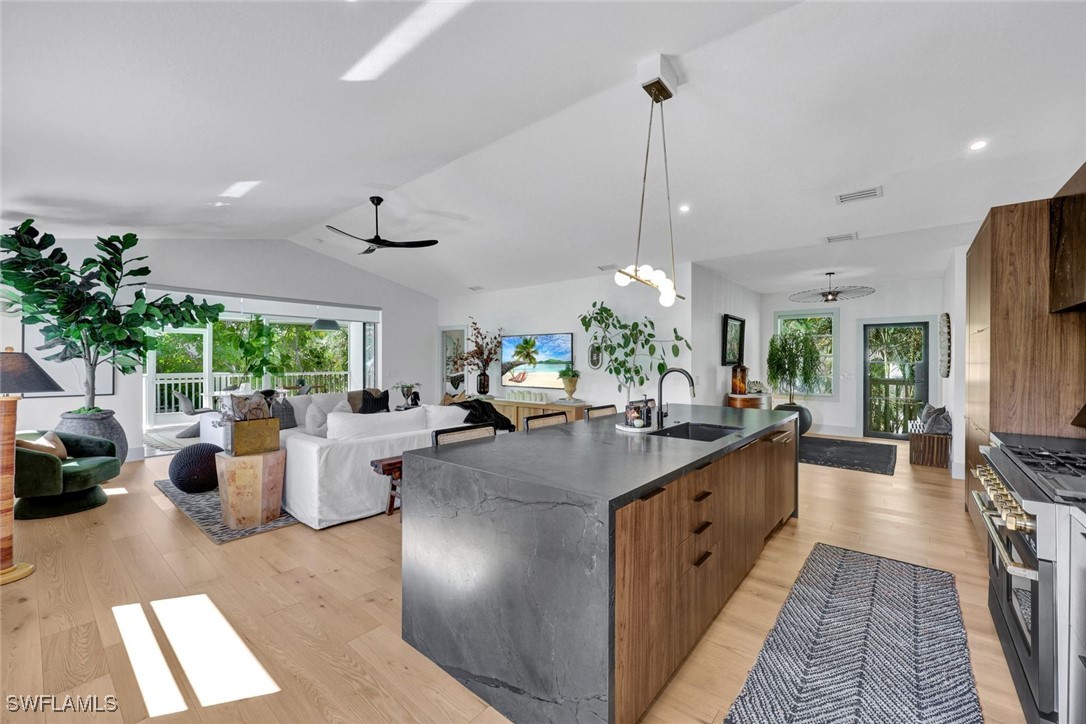 746 Park Ave Property Photo 2