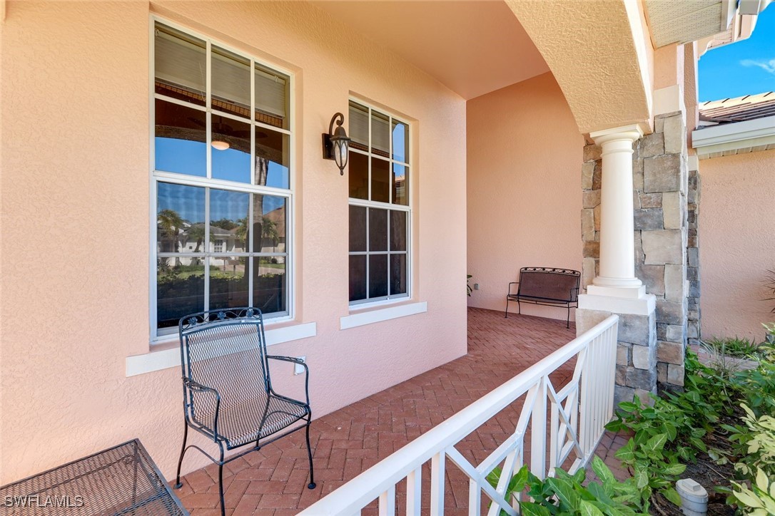 12910 Silverthorn Ct Property Photo 2