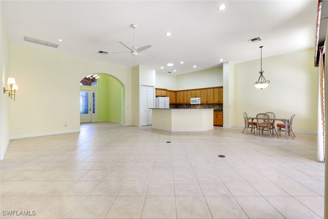 12910 Silverthorn Ct Property Photo 4