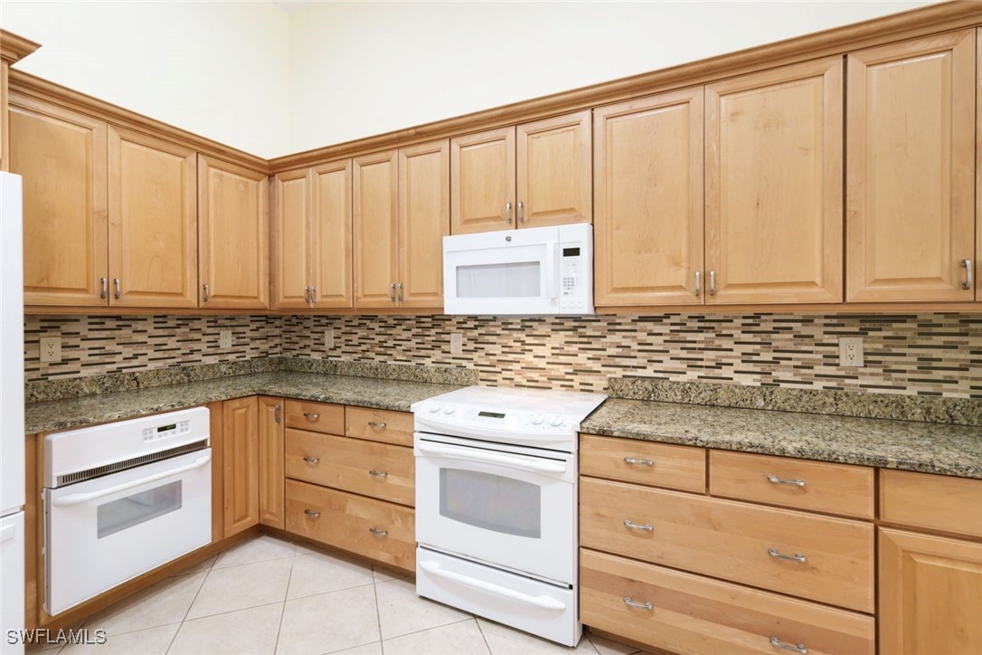 12910 Silverthorn Ct Property Photo 11