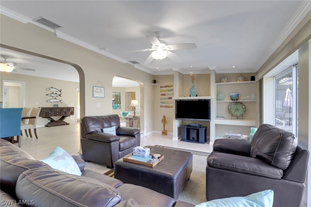 562 Goldcoast Ct Property Photo 6