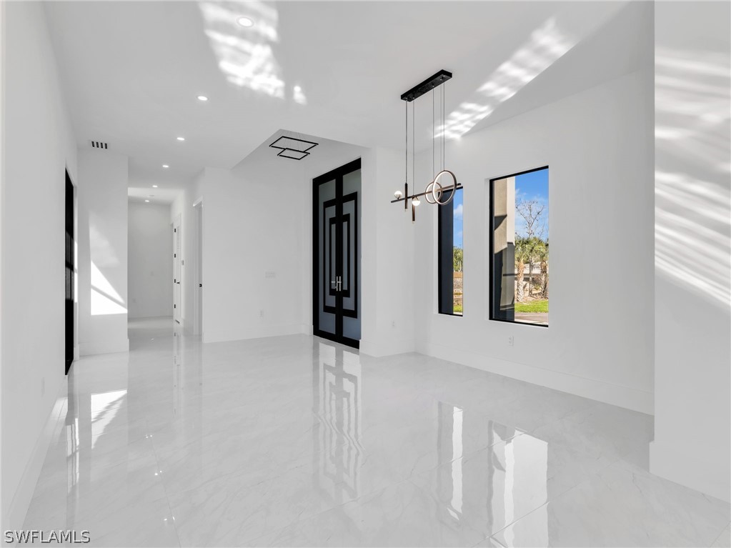 910 Golden Gate Blvd E Property Photo 10
