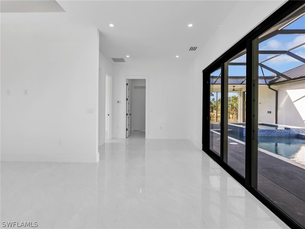 910 Golden Gate Blvd E Property Photo 22