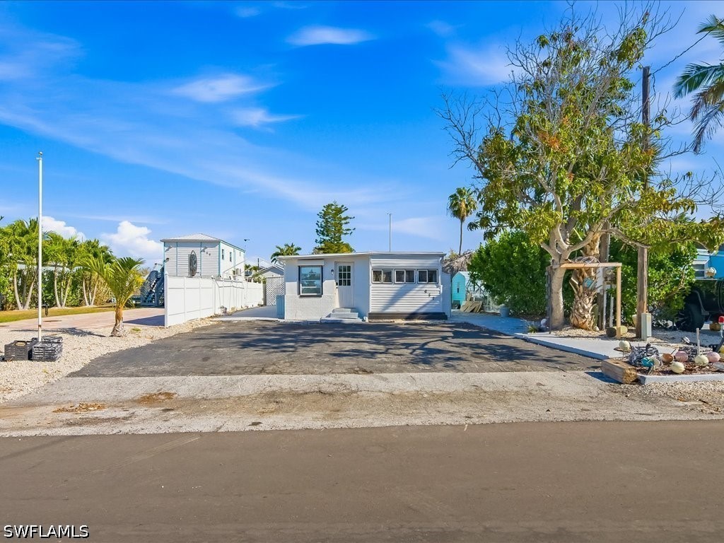 657 Palm Ave E Property Photo 11