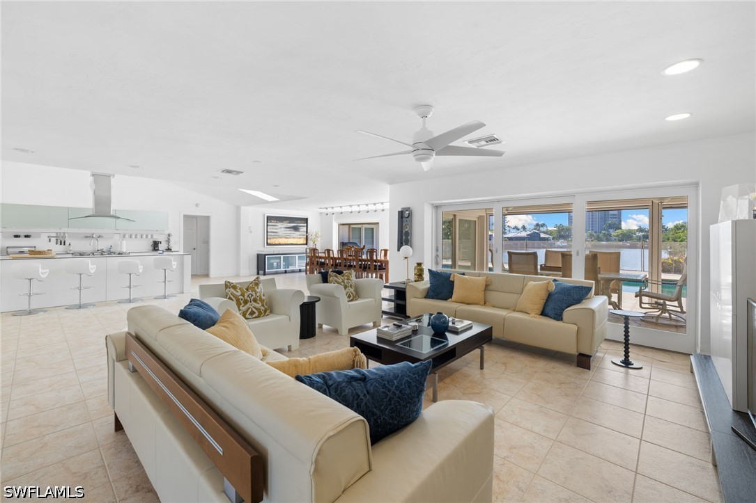 319 Pirates Bight Property Photo 14