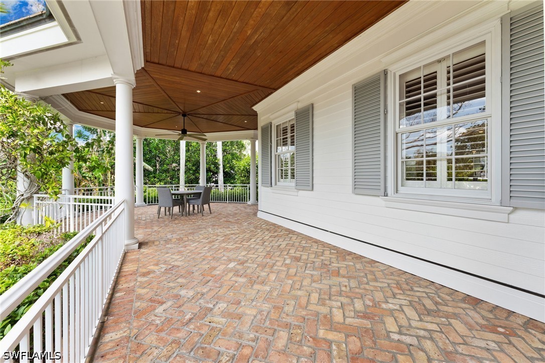 2325 Lantern Ln Property Photo 9