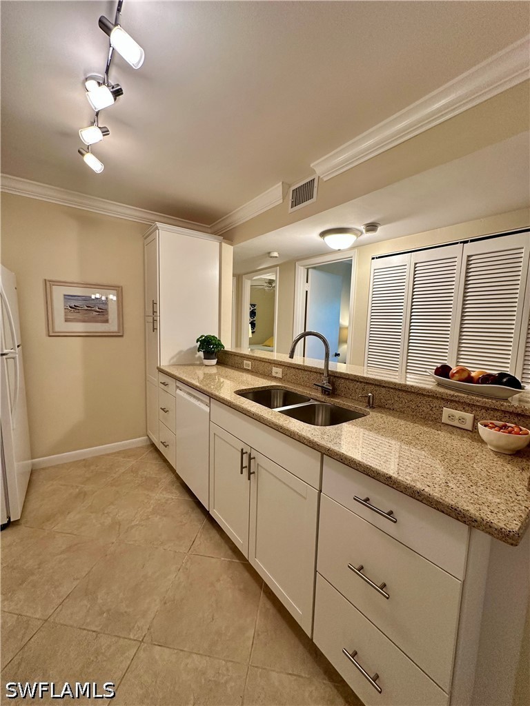 555 Park Shore Dr B205 Property Photo 11