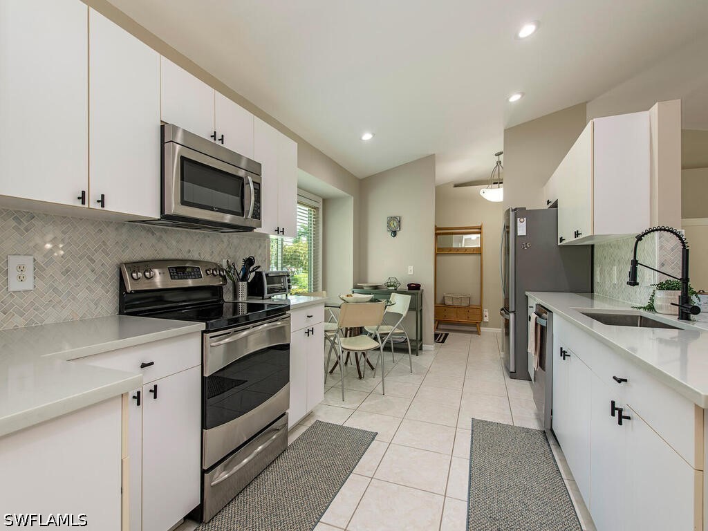 1082 Capri Dr Property Photo 3