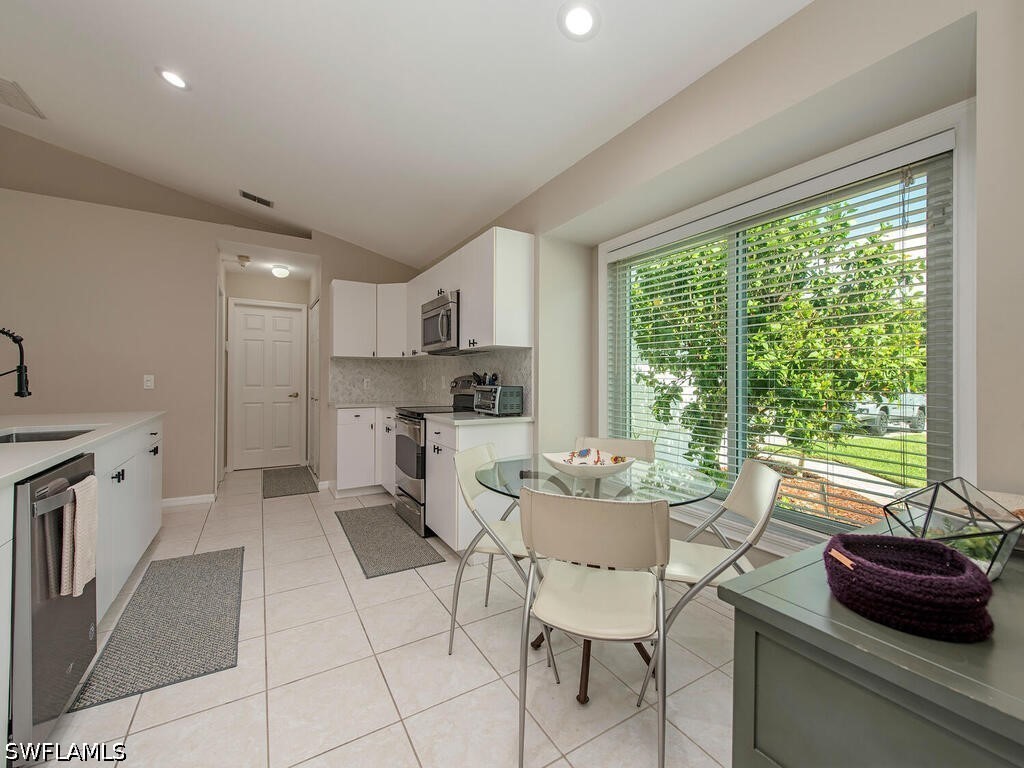 1082 Capri Dr Property Photo 4