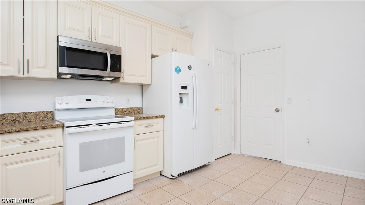 880 Hampton Cir Property Photo 6