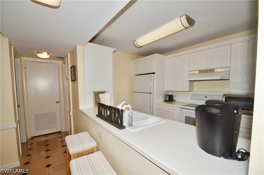 555 Park Shore Dr B-309 Property Photo 4