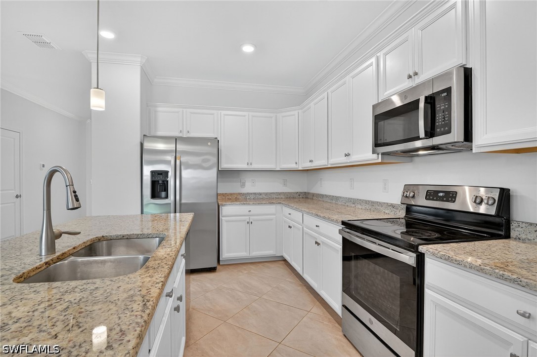 2126 Hamlin St Property Photo 12