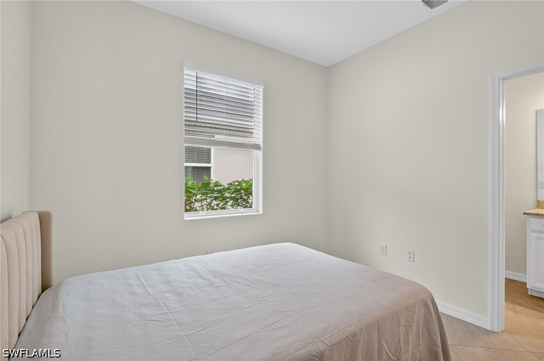 2126 Hamlin St Property Photo 24