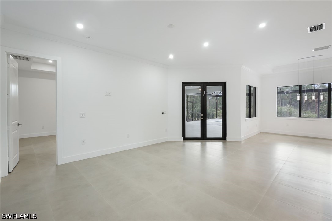 2806 Golden Gate Blvd W Property Photo 9