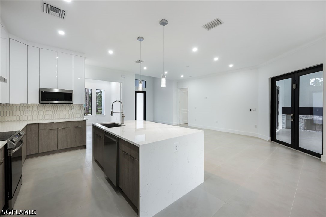 2806 Golden Gate Blvd W Property Photo 14