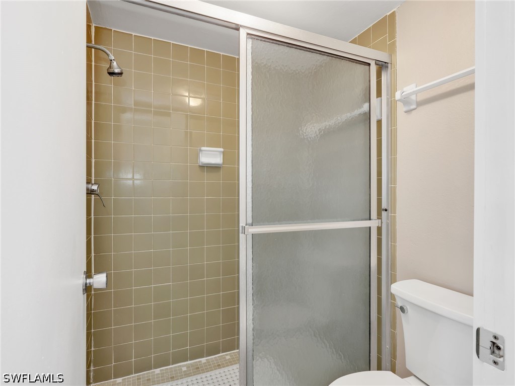 300 Valley Stream Dr 8a Property Photo 22