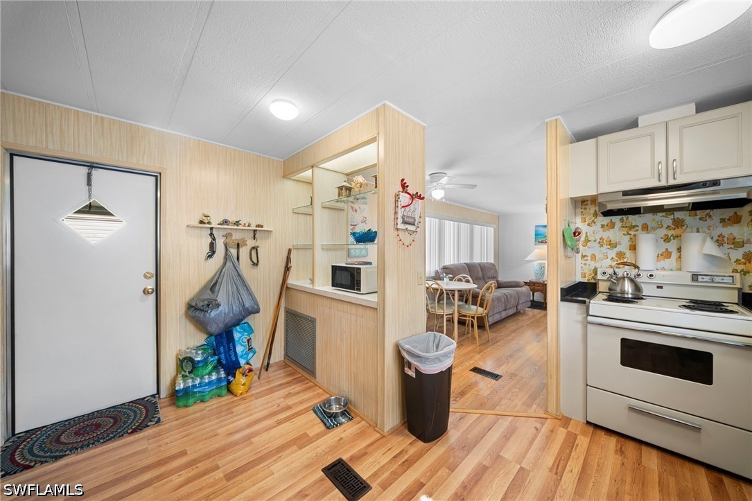 455 Cape Florida Way Property Photo 5