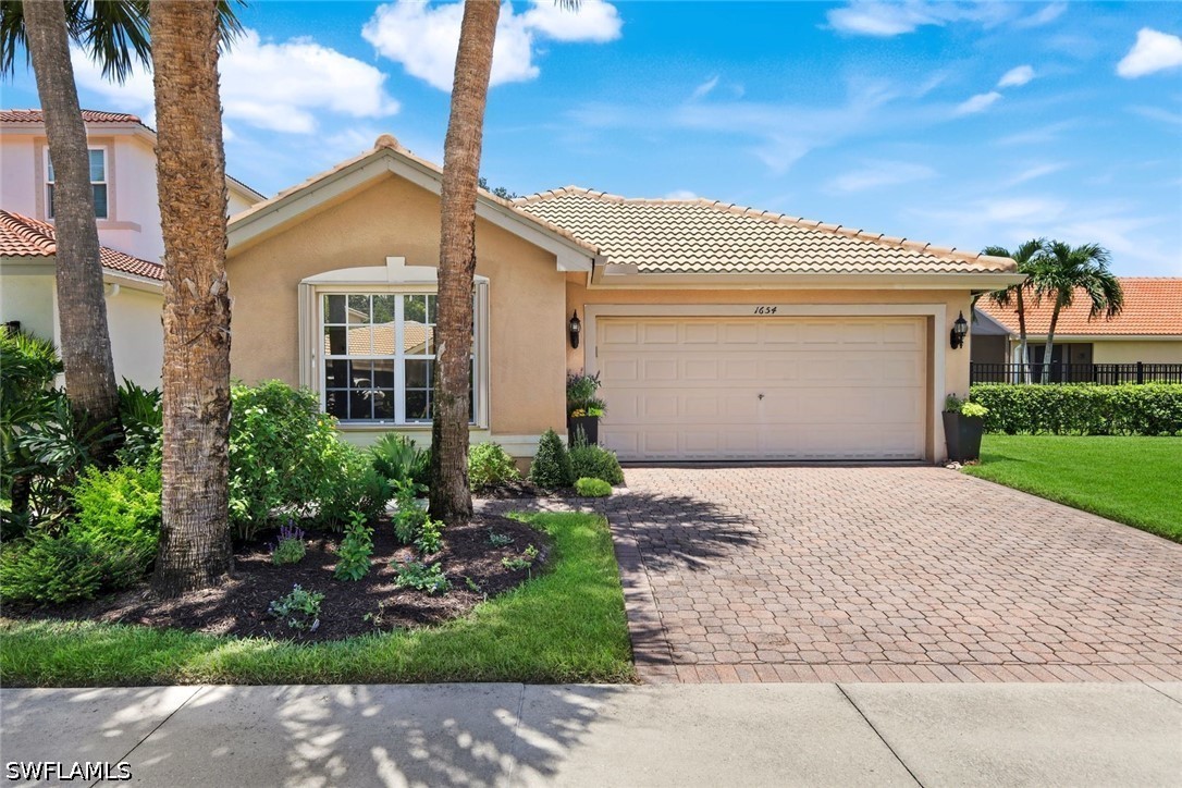 1654 Triangle Palm Ter Property Photo 2