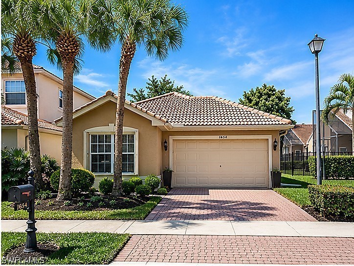 1654 Triangle Palm Ter Property Photo 3