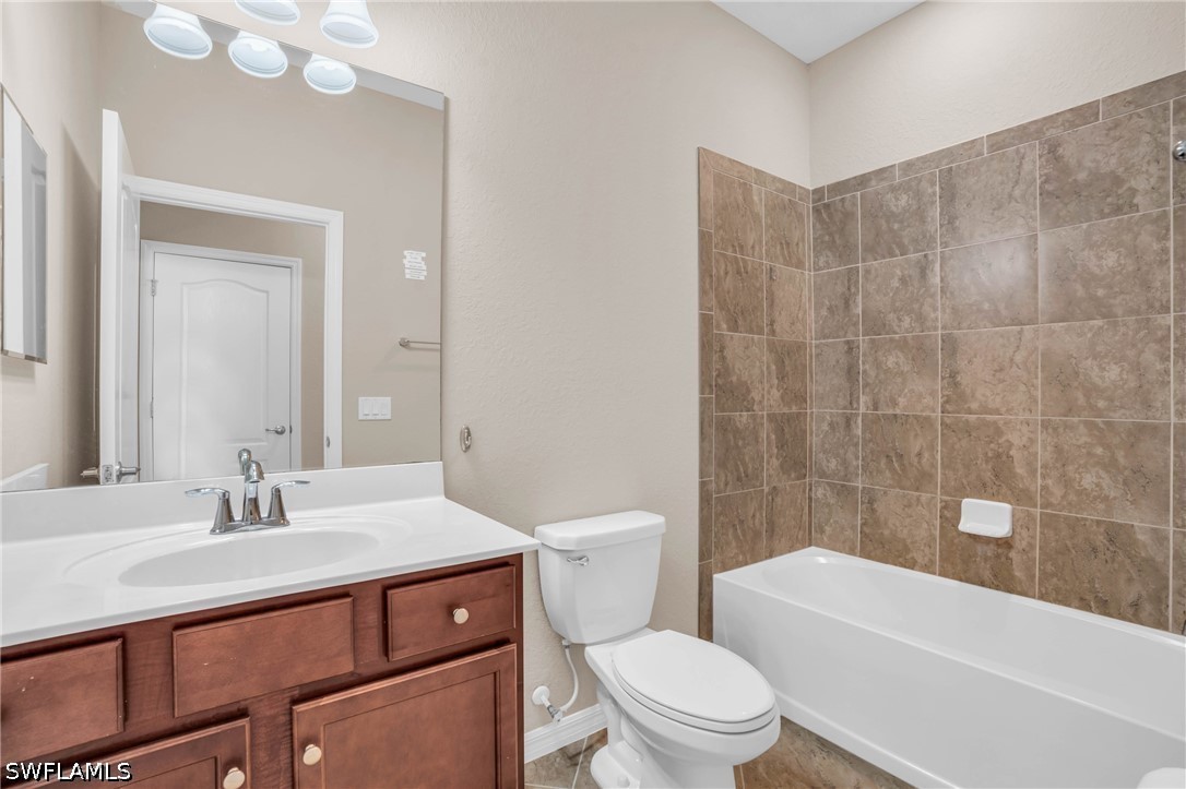 2061 Hamlin St Property Photo 8