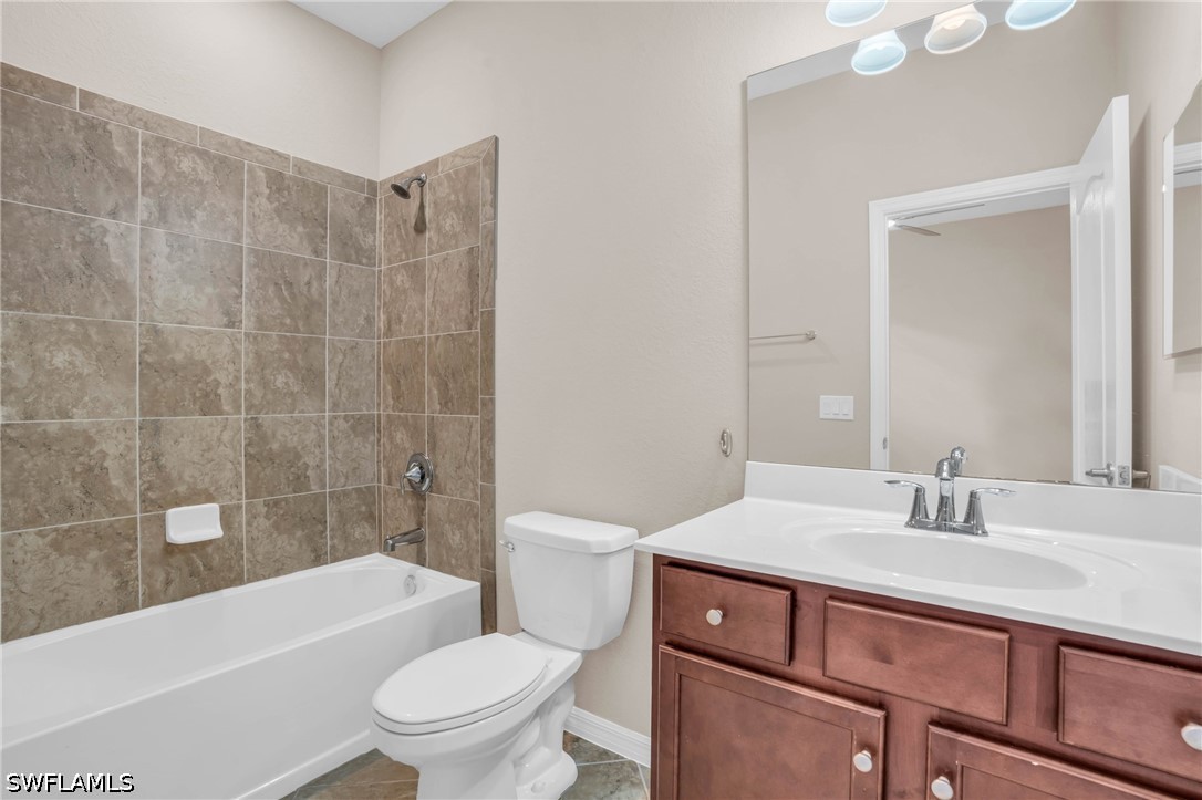 2061 Hamlin St Property Photo 9