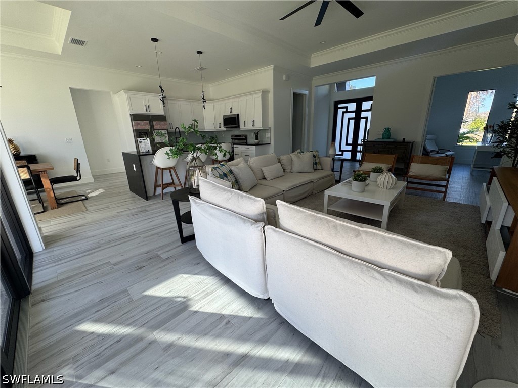 308 Golden Gate Blvd E Property Photo 9