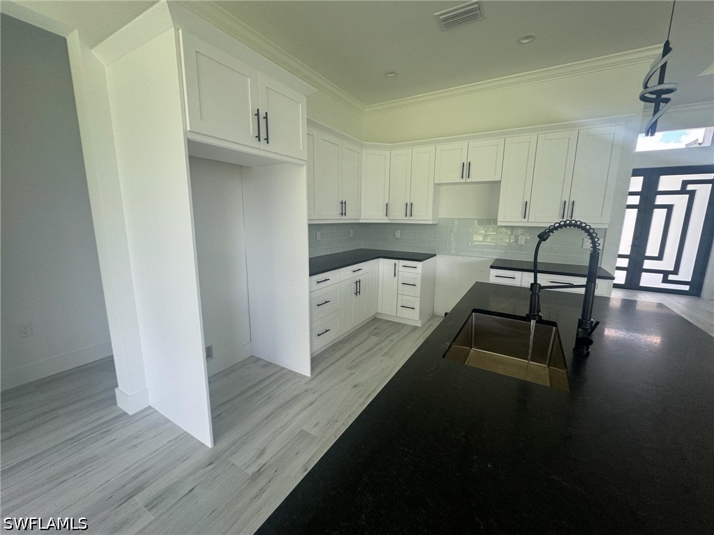 308 Golden Gate Blvd E Property Photo 19