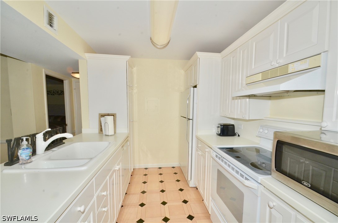 555 Park Shore Dr B-309 Property Photo 2