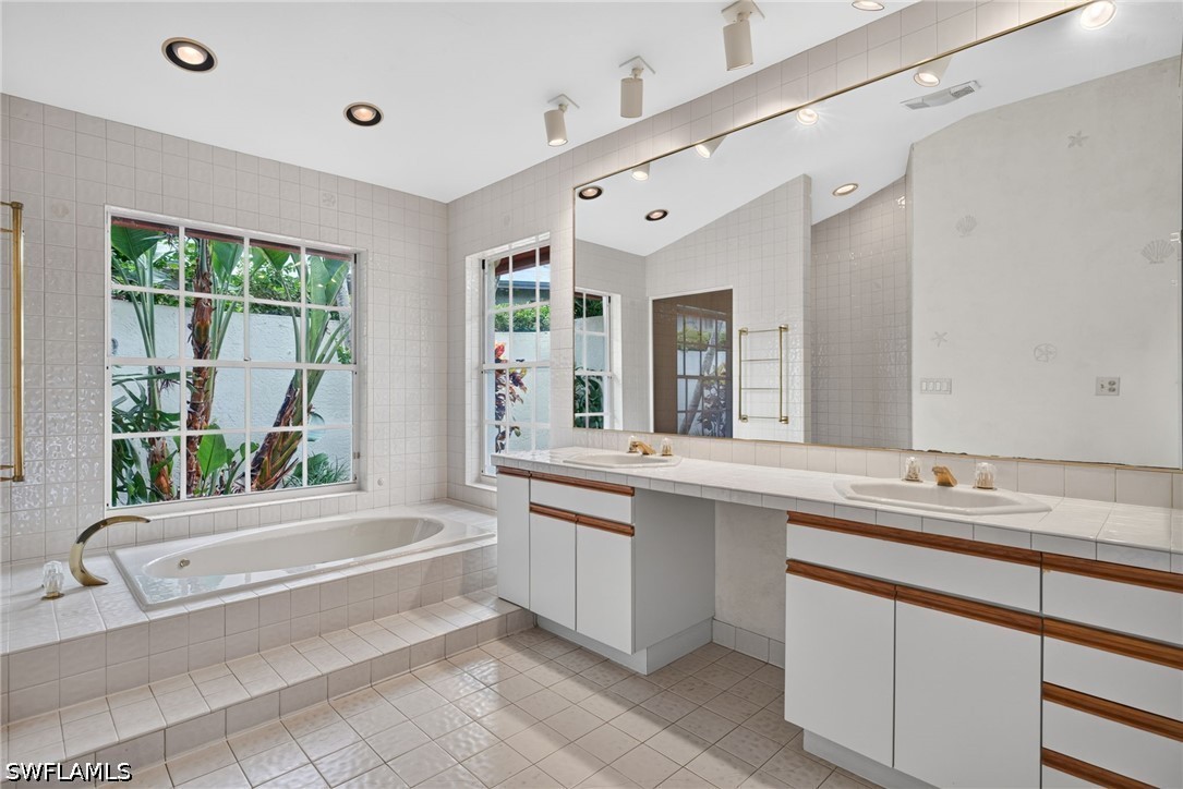 700 Hollybriar Ln Property Photo 21