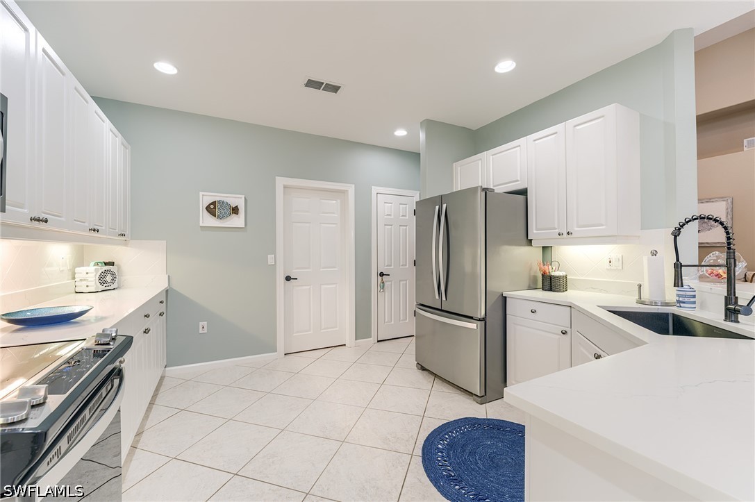9271 Oak Strand Dr Property Photo 8