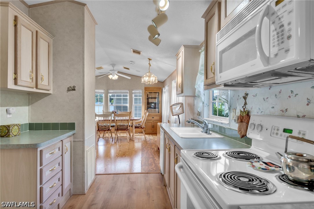 2105 Crystal Lake Dr Property Photo 19