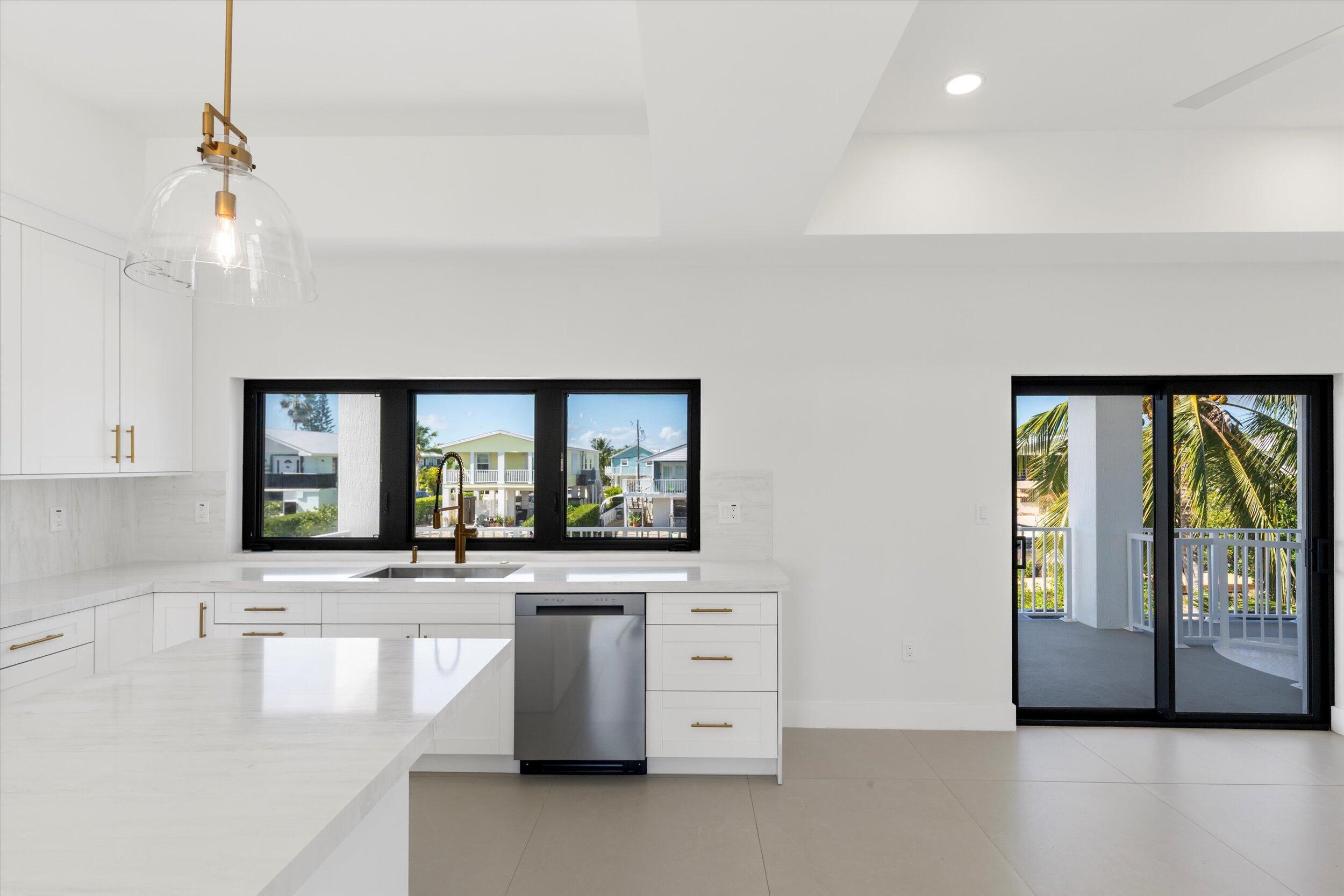 620 Barry Avenue Property Photo 4